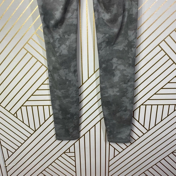 Spanx Stone Wash Camo Jean-Ish Ankle Leggings in Green Gray Size US XS - Picture 8 of 11